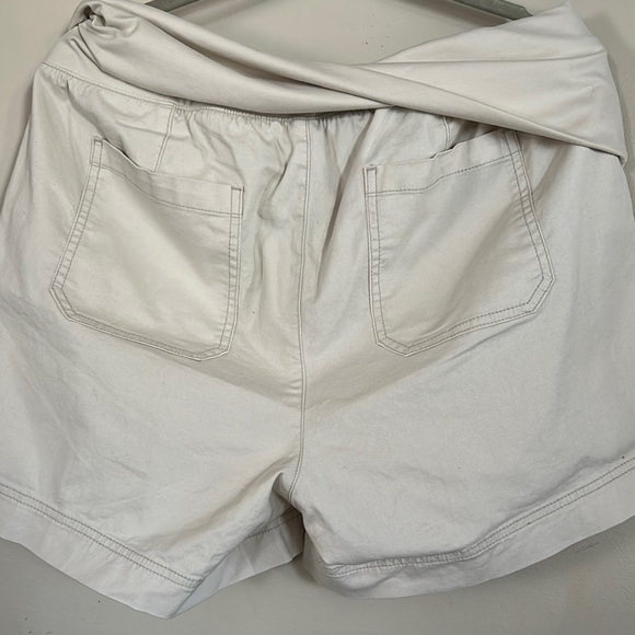 Old Navy Cream High Waist Shorts Textured Fabric - Picture 4 of 7